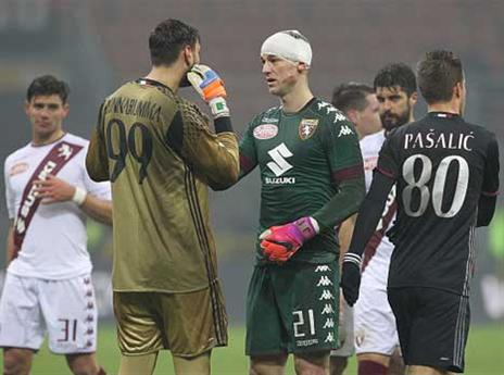 הפצוע האנגלי. הארט מחליף חוויות עם דונארומה (Getty)