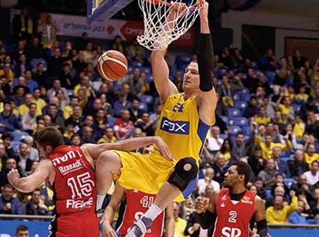 אייברסון עם הדאנק המסורתי (אלן שיבר)