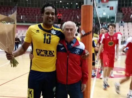 דוס סנטוס. זכה לפרחים