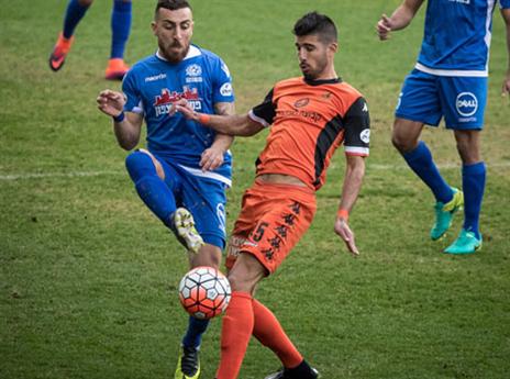 אלו ספג צהוב ויחמיץ את מכבי ת"א (צילום: ספי מגריזו)