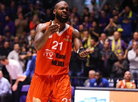 בעיקר עצבני. תומאס (מנהלת הליגה)