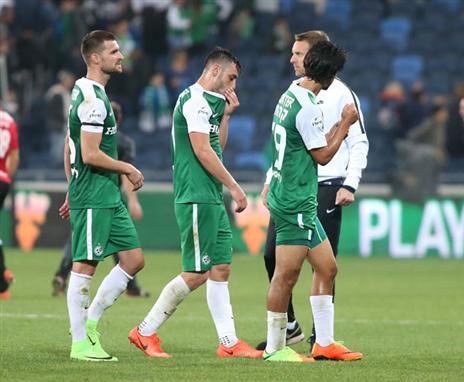 שחקני חיפה אחרי התבוסה. נראו אובדי עצות על המגרש (יוסי שקל)