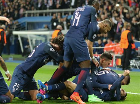 שחקני פ.ס.ז' חוגגים. ערב מושלם (Getty)