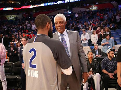 קיירי אירווינג יחד עם ג'וליוס ארווינג האגדי (getty)