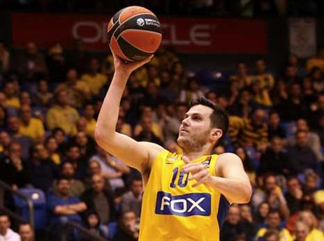 "משחקים בשביל הסמל". פניני (אלן שיבר)