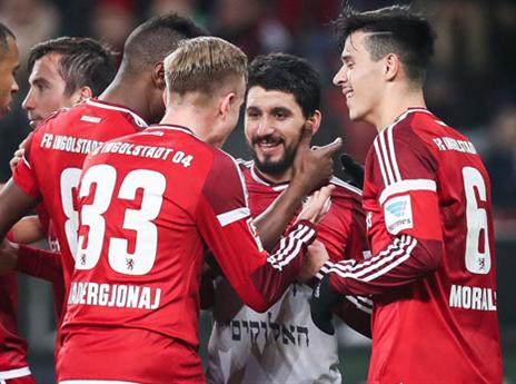 כהן כובש וחושף כיתוב בעברית בדצמבר האחרון (Getty)