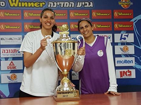 הקפטניות מריחות גביע