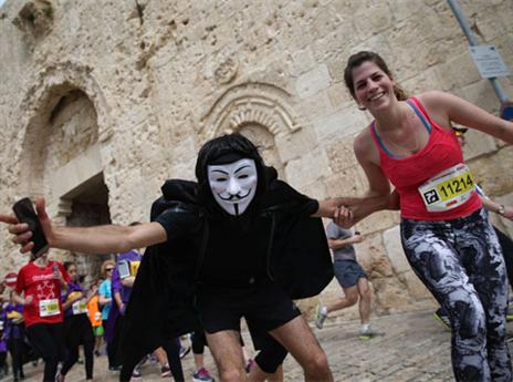גם חגיגות פורים מאוחרות היו במרתון (צילום: פלאש 90)