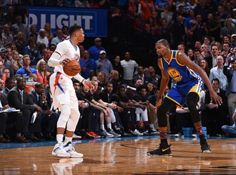 דוראנט מול ווסטברוק במפגש הקודם בין הקבוצות. האולסטאר לא ישחק הפעם (getty)