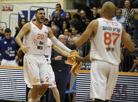 חגיגה כתומה בבית מכבי (אלן שיבר)