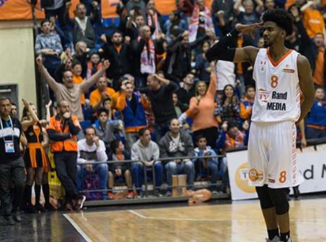 דוסון לפני אמארה (מנהלת הליגה)