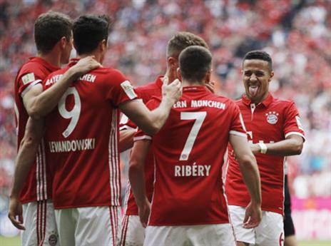 שחקני באיירן חוגגים. עוד הצגה בבית (Getty)