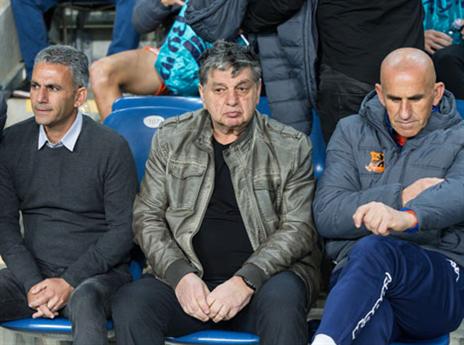 יחזקאל עם שום. המאמן הרשמי לצד המאמן בפועל (עודד קרני)