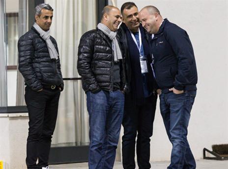 פלרטוט אחד יותר מדי, שחם עם אנשי הפועל (אלן שיבר)