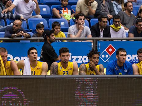 הספסל של מכבי ת"א בדיכאון מול נהריה (צילום: מנהלת הליגה)