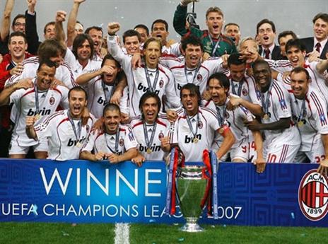 מאלדיני והחברים חוגגים אחרי הניצחון על ליברפול (getty)