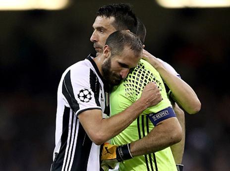 לא נעים לראות. בופון מנחם את קייליני (getty)