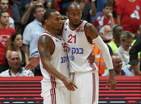 המון על הכתפיים שלהם. ג'רלס וקינזי (אלן שיבר)