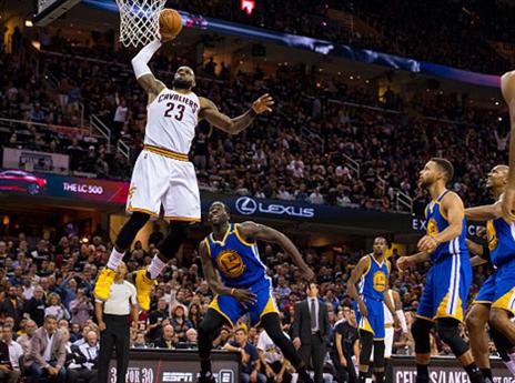 ג'יימס ריחף על הטבעות ב-"קיו ארנה" (getty)