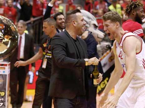 חגיגות אדומות בהיכל. יש אליפות לירושלים (צילום: אלן שיבר)