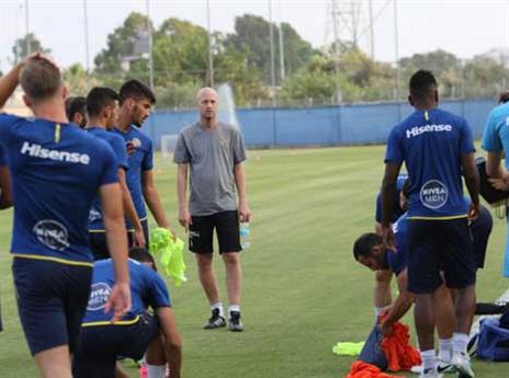 "המקום הכי טוב להתחיל לאמן בו". קרויף (האתר הרשמי של מכבי ת"א)