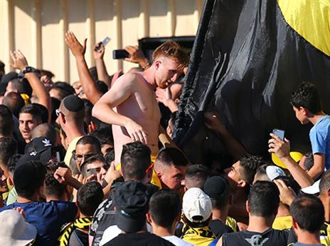 מתרגל לבית החדש. ז'אורז'יניו (דני מרון)