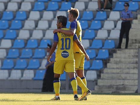 יצחקי חוגג עם שוינפלד: "פתיחה טובה לזוגיות עם ריקן" (צילום באדיבות האתר הרשמי של מכבי ת"א)