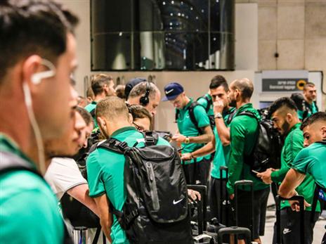 שחקני מכבי חיפה בשדה התעופה (האתר הרשמי של מכבי חיפה))