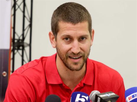 קשה ללימונד שהוא לא לידו. נאור (אלן שיבר)