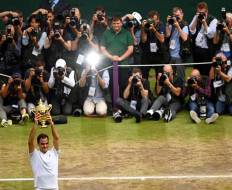 כל העיניים עליו. פדרר והגביע (getty)