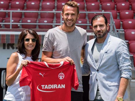 בתמונה: פקהארט עם סוכנו דודו דהאן והבעלים אלונה ברקת במעמד החתימה