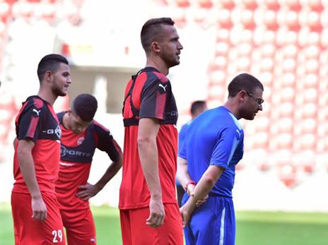 ב"ש מרוצה מהמחויבות שלו. פקהארט (האתר הרשמי של ב"ש)