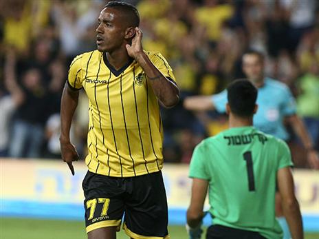 בריהון. השחקנים רקדו על הדשא (אלן שיבר)