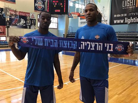 ארצ'י ות'יימס מתרגלים לכחול (צילום באדיבות בני הרצליה)