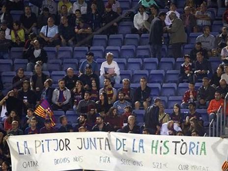 שלט המחאה נגד "ההנהלה הגרועה בהיסטוריה"