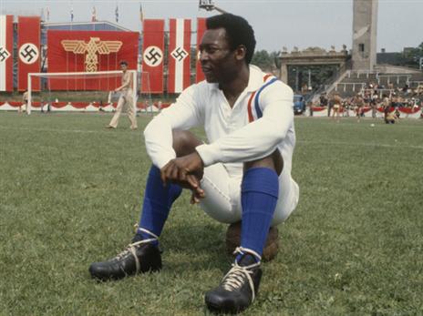 כוכב גם בקולנוע. פלה (מתוך הסרט "בריחה לניצחון")