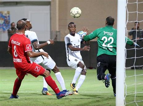 קנדיל. "תמיד כיף לשמור על שער נקי" (יוסי שקל)