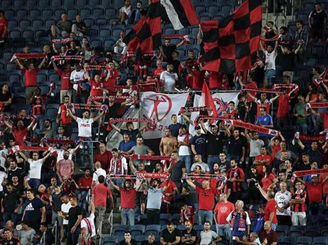 האוהדים מצביעים ברגליים (אלן שיבר)