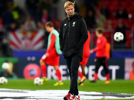 קלופ מרגיש את הדשא (getty)