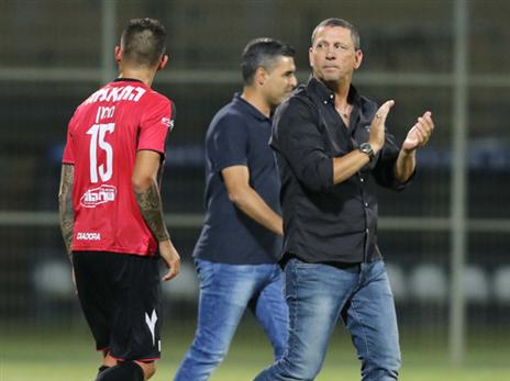 קלינגר מרוצה. הפועל חיפה גבוה בפסגה (צילום: אנצ'ו גוש)