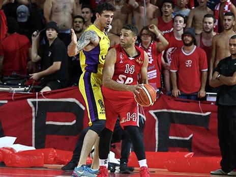 מרגיש כמו דרבי. אלכסנדר ולימונד (אלן שיבר)