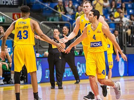 שביעות רצון. מכבי ת"א חוגגת (צילום: אלן שיבר)