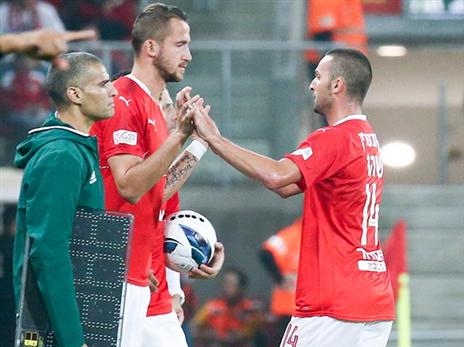 שהר עם פקהארט. "הביא אותו ואת לוסיו והוא עדיין הצליח לפלס את מקומו" (דני מרון)