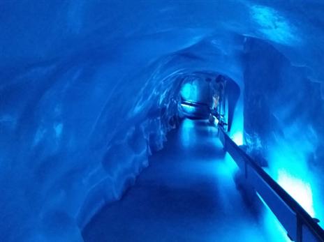 מערה חצובה בקרח בטיטליס