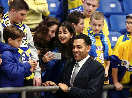 אורח כבוד בהיכל. דייויד בלו (אלן שיבר)