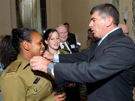 האם גבי אשכנזי יעבור לכדורגל? (getty)