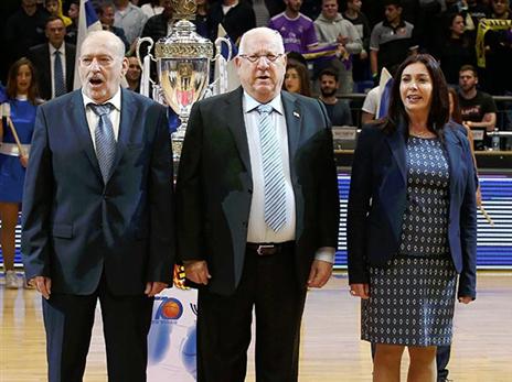 הנשיא הגיע להעניק את הגביע (אלן שיבר)