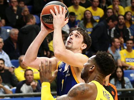 שבד חגג על האין הגנה בצהוב (אלן שיבר)