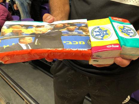 אוהדי חולון לועגים למכבי ת"א