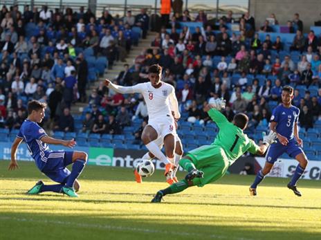 כיוף. השוער הישראלי היה אחד העסוקים על כר הדשא (getty)